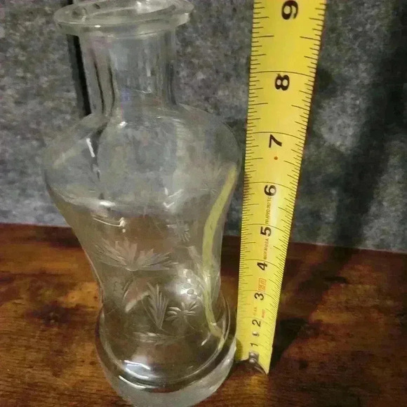 Vintage Clear Glass Liquor Decanter With Cut Fern Pattern No stopper - Picture 6 of 10